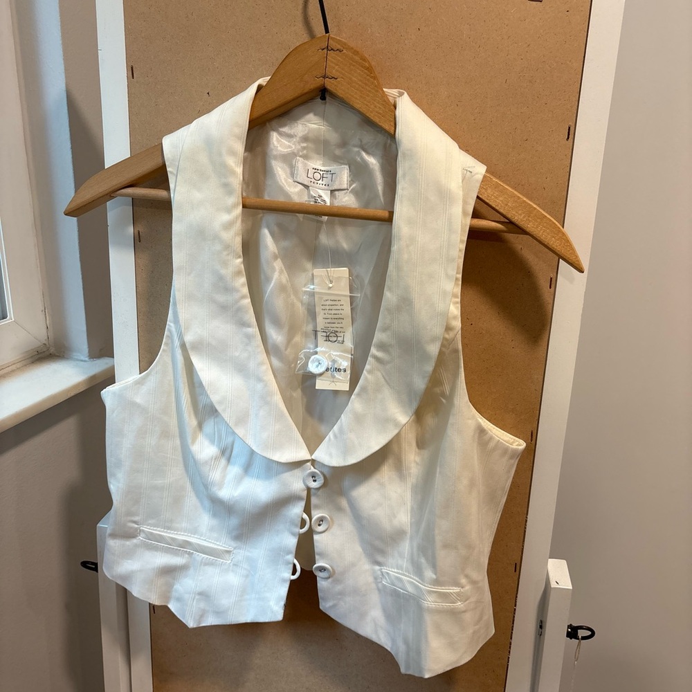 Title

Ann Taylor LOFT Petite White Ruffle Vest NWT Size 8P